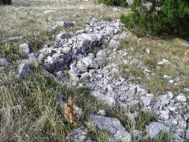 Το εσωτερικό του φρουριακού περιβόλου στην επίπεδη κορυφή του υψώματος. Διακρίνονται αρχιτεκτονικά κατάλοιπα κτηρίων